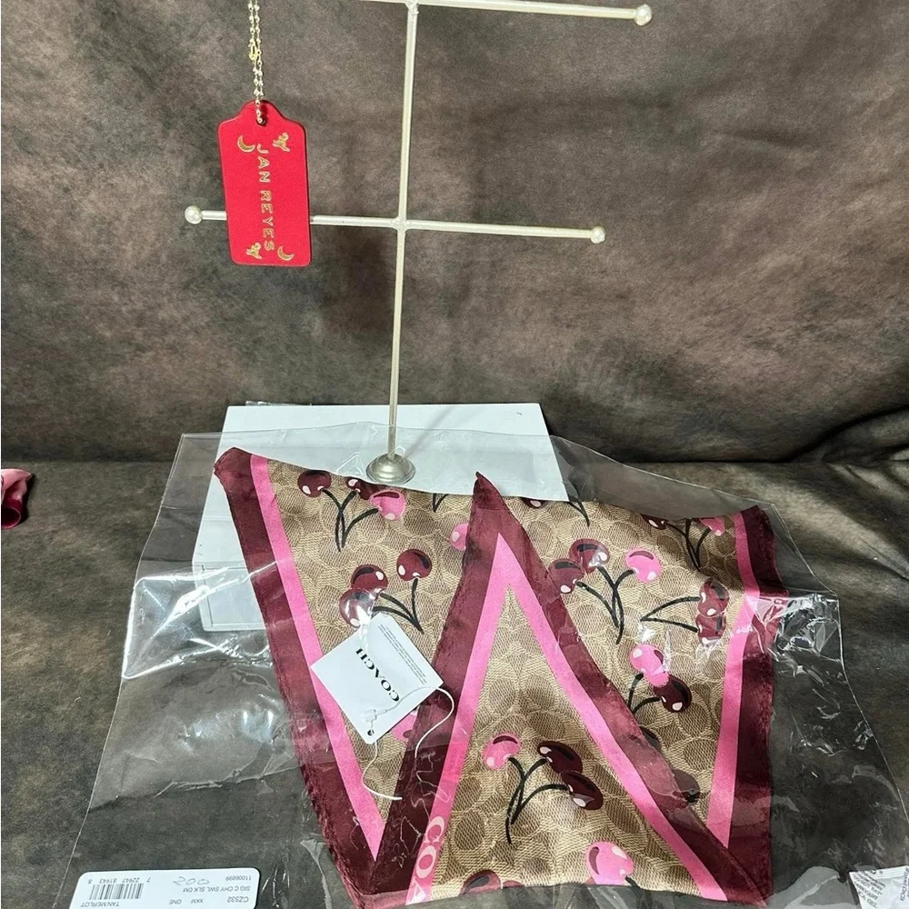 Coach Scarf Cherry - Picture 3 of 3